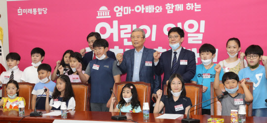 김종인 미래통합당 비상대책위원장이 22일 오후 서울 여의도 국회에서 열린 '엄마, 아빠와 함께하는 어린이 일일정치체험학교'에서 참석자들과 기념촬영하고 있다.   [연합뉴스]